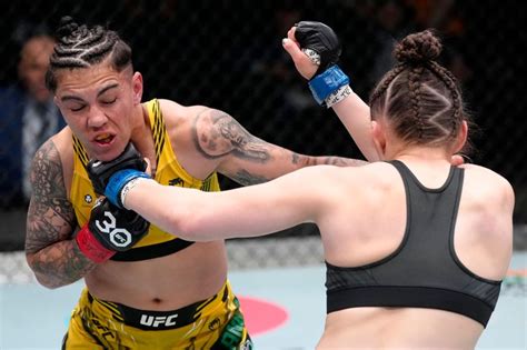 UFC star Jessica Andrade reveals her BREAST slipped out。